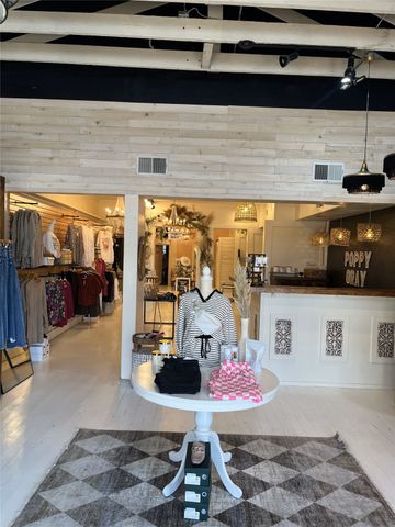 106 N Jefferson Avenue, Mount Pleasant, TX 75455