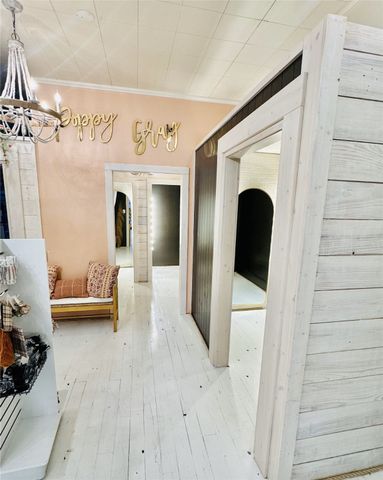 106 N Jefferson Avenue, Mount Pleasant, TX 75455