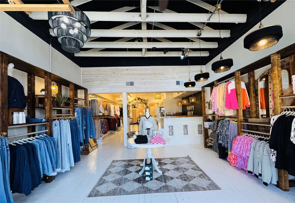 106 N Jefferson Avenue, Mount Pleasant, TX 75455