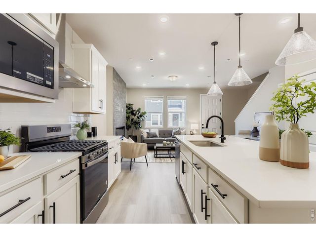 2817 Bear Springs Cir, Longmont, CO 80503