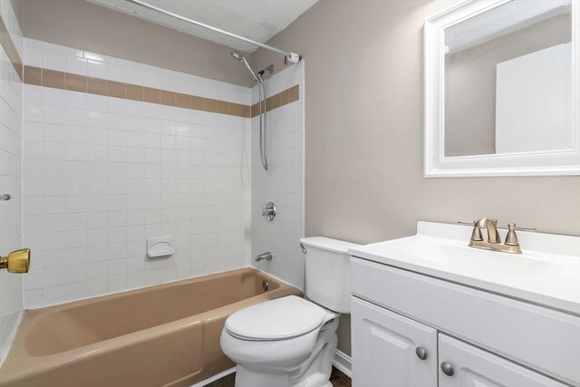 9 Cross St 7, Chelmsford, MA 01863