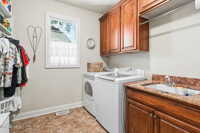 3401 Swan Ridge Lane, Maumee, OH 43537