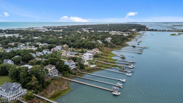 8722 Emerald Plantation Road, Emerald Isle, NC 28594