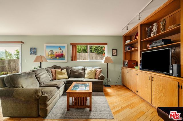 2220 Loveland Drive, Los Angeles, CA 90065