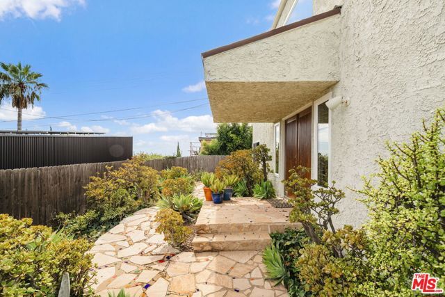 2220 Loveland Drive, Los Angeles, CA 90065