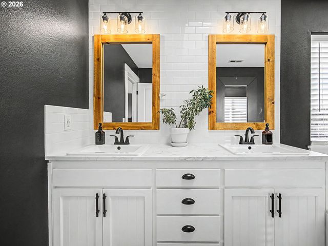 16429 Oak Tree Terrace, Oregon City, OR 97045