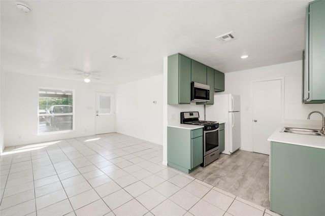 3304 Dolphin CV A, Austin, TX 78704