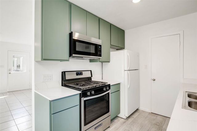 3304 Dolphin CV A, Austin, TX 78704