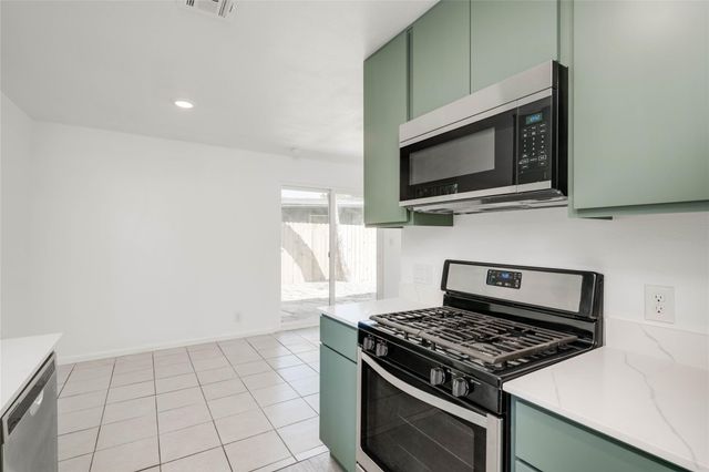 3304 Dolphin CV A, Austin, TX 78704