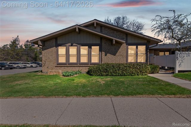 2783 Roundtree Drive, Troy, MI 48083