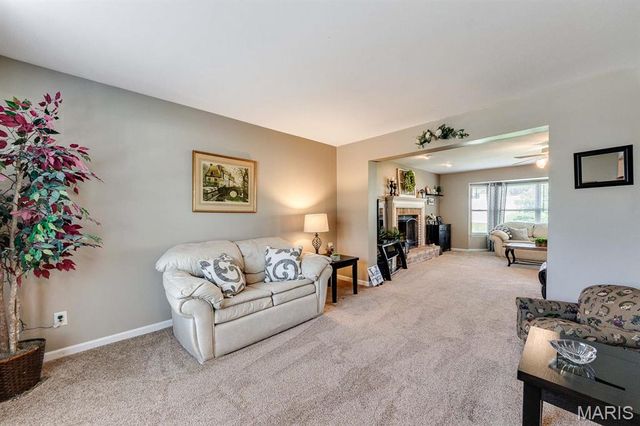 128 Coppersmith Court, St Charles, MO 63301