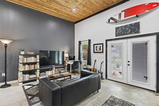 124 Valley Creek Dr, Cedar Creek, TX 78612