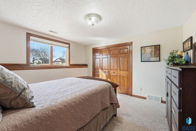 1412 S Deerberry Trl Trail, Sioux Falls, SD 57106