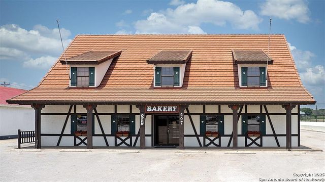 244 Lacey Oak, Castroville, TX 78009