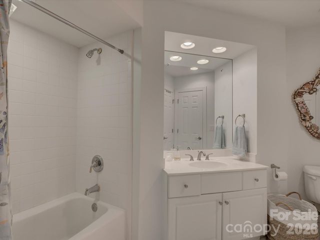 8905 Challis Hill Lane, Charlotte, NC 28226