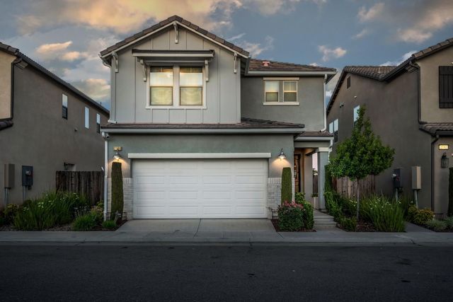 2760 N Sophie Drive, Fresno, CA 93727