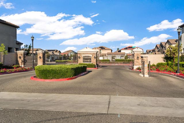 2760 N Sophie Drive, Fresno, CA 93727