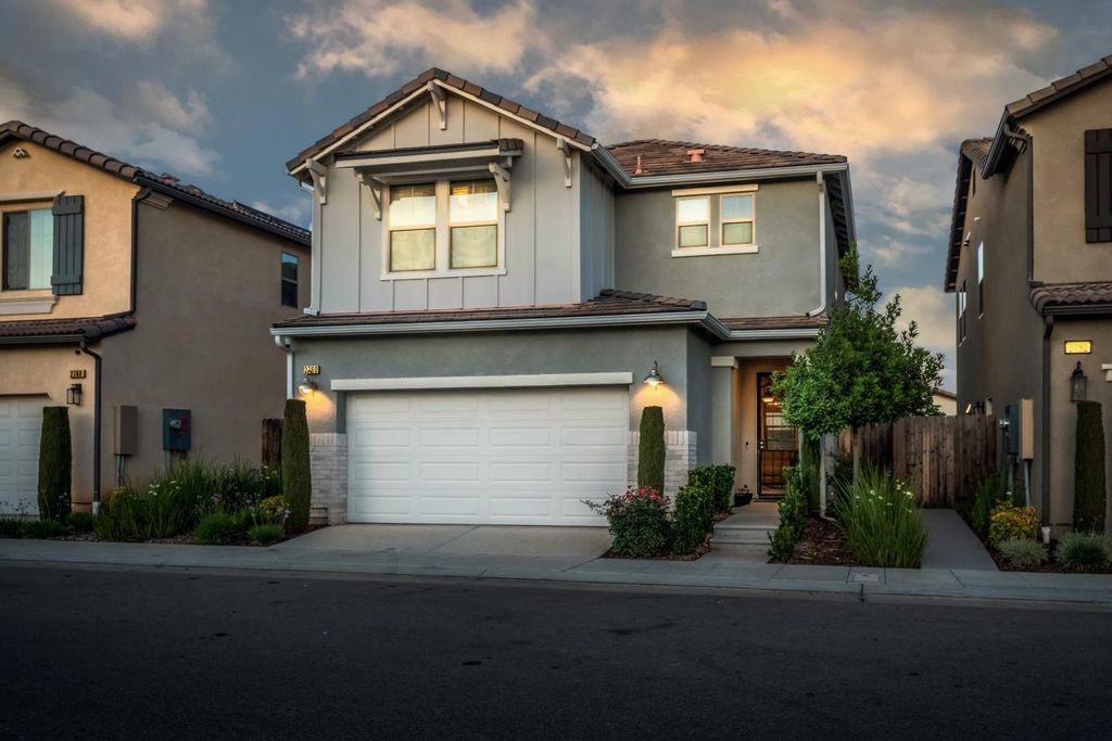 2760 N Sophie Drive, Fresno, CA 93727