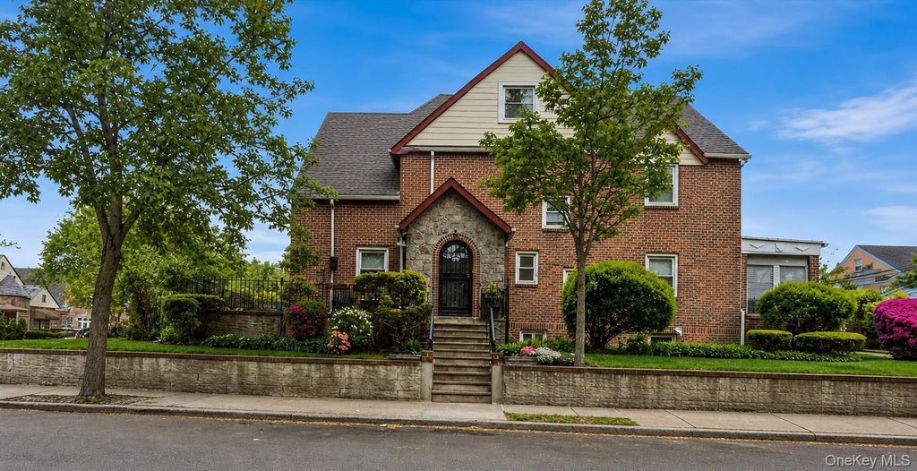6402 Ellwell Crescent, Rego Park, NY 11374