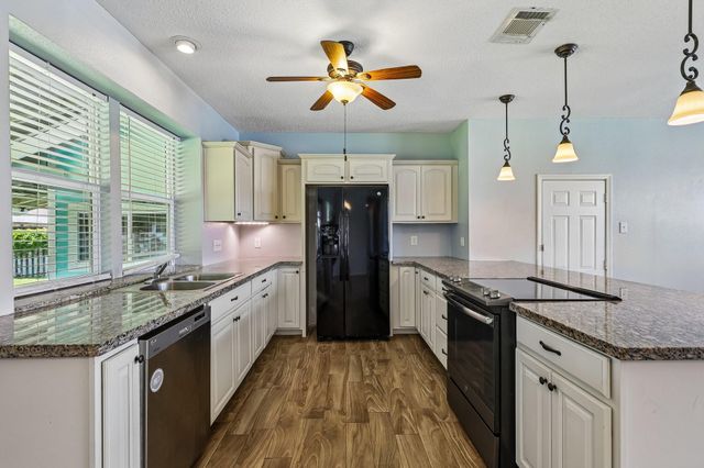 5709 Maco Street, Galveston, TX 77551