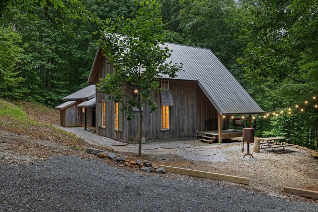 228 Rack Rd, Bon Aqua, TN 37025