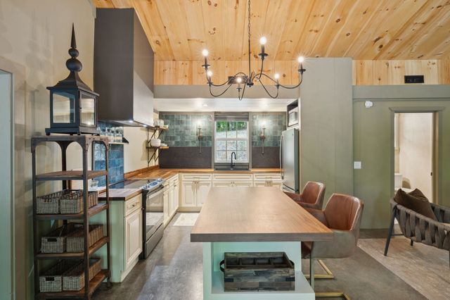 228 Rack Rd, Bon Aqua, TN 37025
