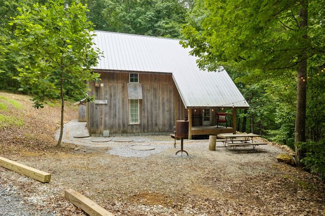 228 Rack Rd, Bon Aqua, TN 37025