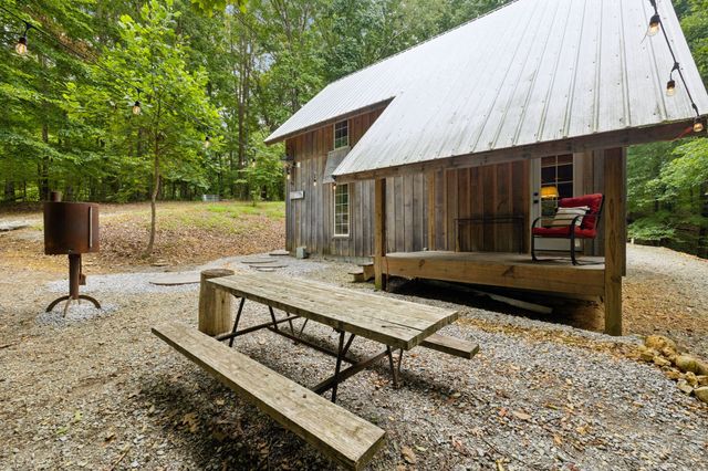 228 Rack Rd, Bon Aqua, TN 37025
