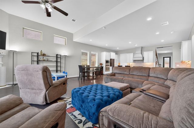4947 Thunder Creek Ln, Sugar Land, TX 77479