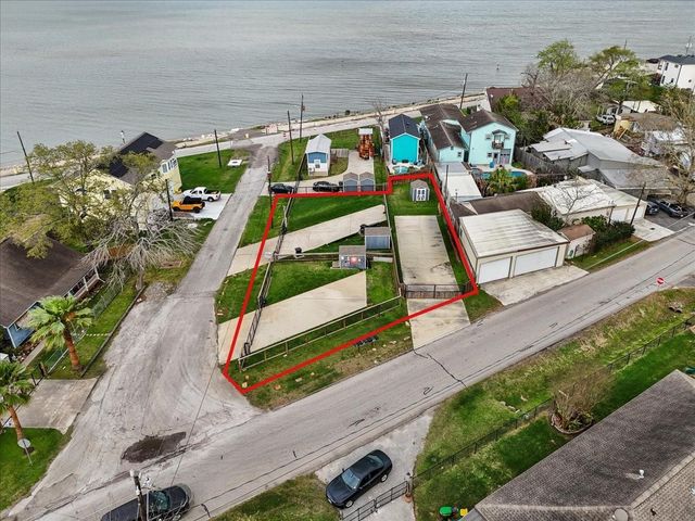 4403 W Bayshore Drive, Bacliff, TX 77518