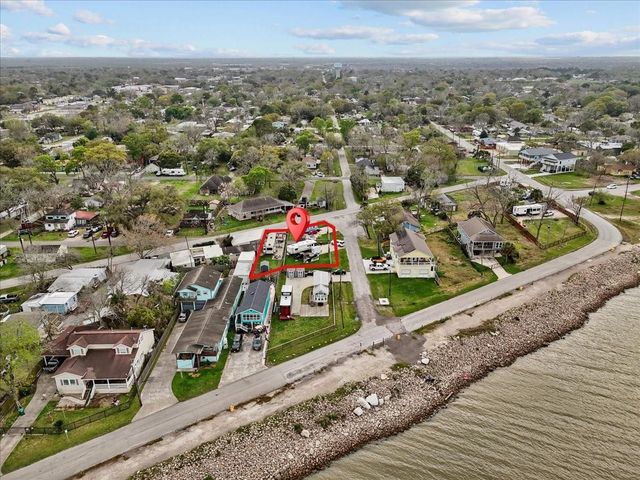 4403 W Bayshore Drive, Bacliff, TX 77518