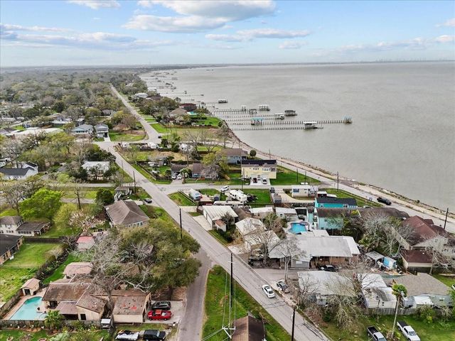 4403 W Bayshore Drive, Bacliff, TX 77518