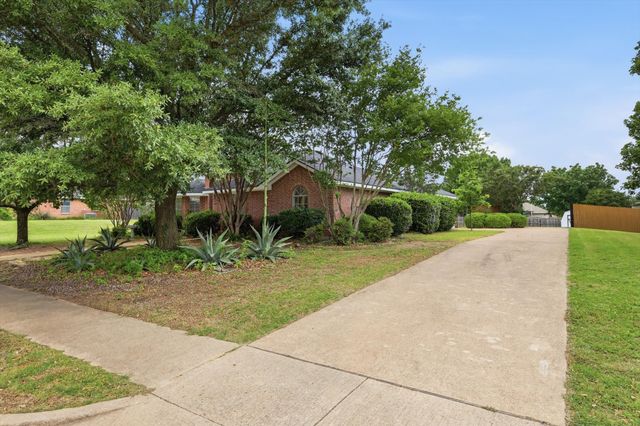 921 High Point Drive, Midlothian, TX 76065