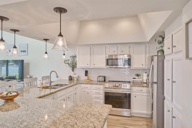 73 April Point Drive S, Montgomery, TX 77356