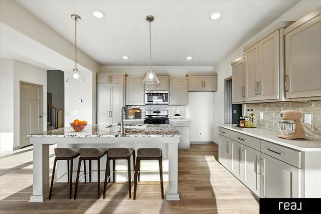 10651 S 102 Avenue, Papillion, NE 68046