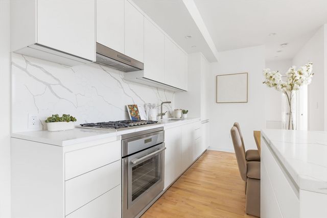 346 Congress St 703, Boston, MA 02210