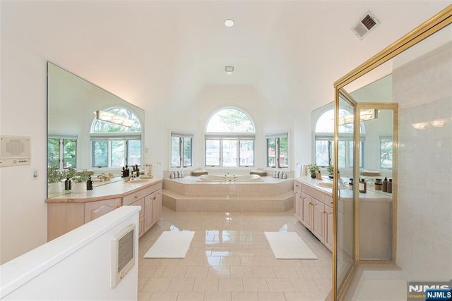 5 Williams Crest, Park Ridge, NJ 07656