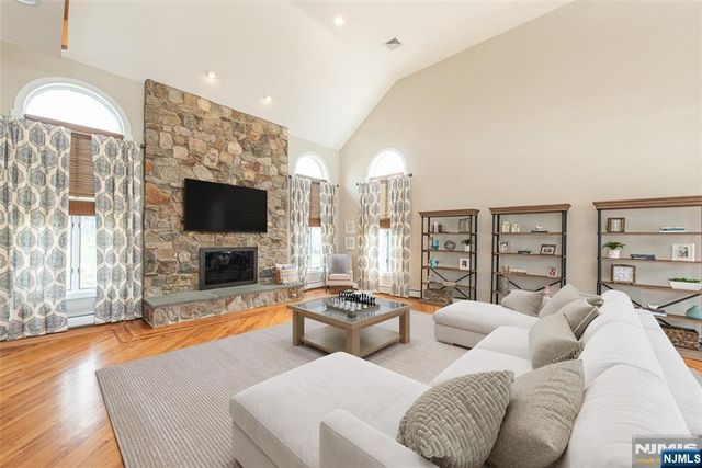 5 Williams Crest, Park Ridge, NJ 07656