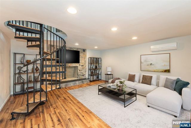 5 Williams Crest, Park Ridge, NJ 07656