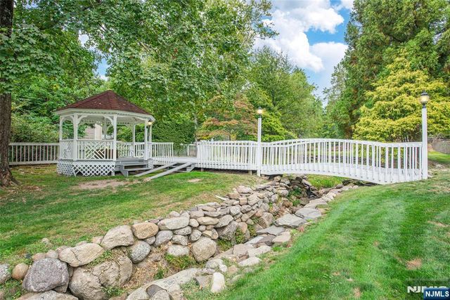 5 Williams Crest, Park Ridge, NJ 07656