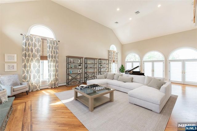 5 Williams Crest, Park Ridge, NJ 07656