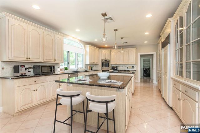 5 Williams Crest, Park Ridge, NJ 07656