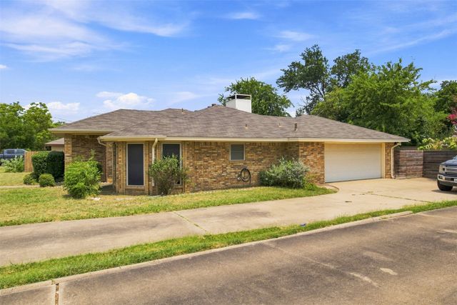 135 Meadow Ridge Drive, Cedar Hill, TX 75104