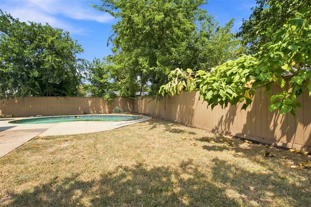 135 Meadow Ridge Drive, Cedar Hill, TX 75104