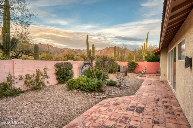 5590 N Waterfield Drive, Tucson, AZ 85750