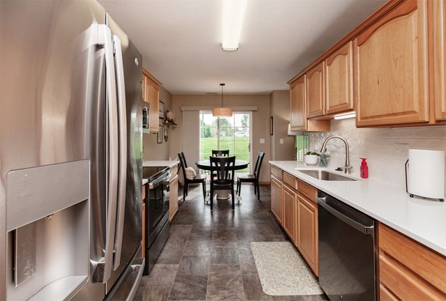 4160 100th Street 17, Urbandale, IA 50322