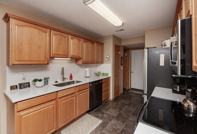4160 100th Street 17, Urbandale, IA 50322