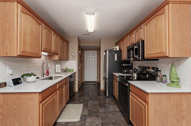 4160 100th Street 17, Urbandale, IA 50322