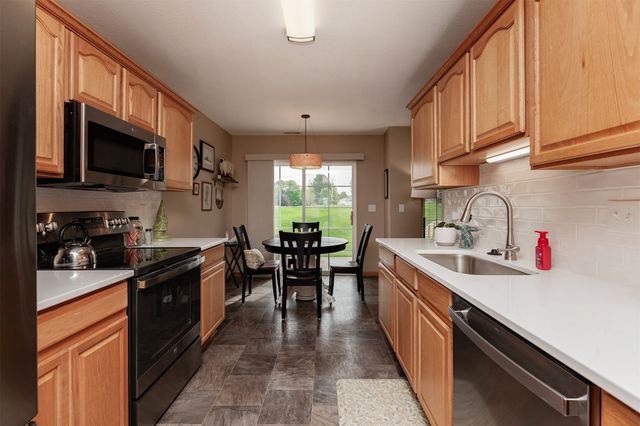 4160 100th Street 17, Urbandale, IA 50322