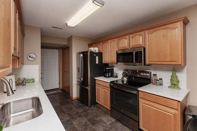 4160 100th Street 17, Urbandale, IA 50322